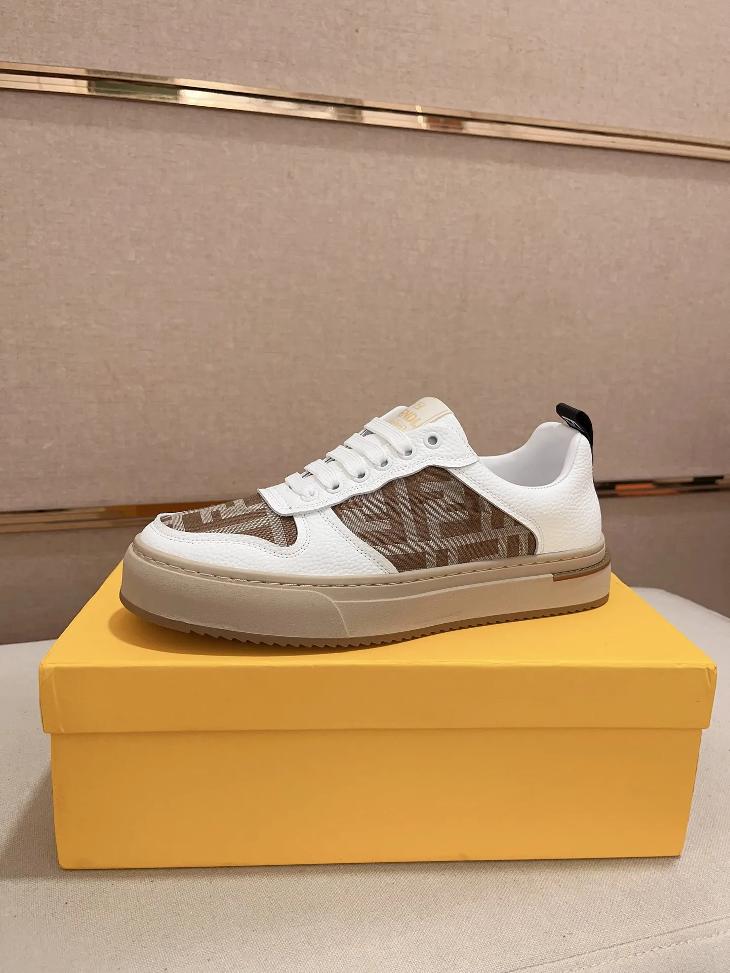 Men's shoes💰: 400💰[Fendi] Fendi's latest casual shoes for men! Available at counters simultaneously! A one-to-one replica of the original. All imported official website one-to-one cowhide fabric. The interior is made of top-grade sheepskin, and the original factory-supplied rubber outsole is used. Leading new fashion concepts. Matching code: 38-44. (can be customized for 45 non-refundable)